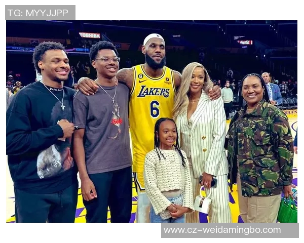 足球巨星与爱妻甜蜜合影展现深情瞬间引发网友热议 足球巨星与爱妻甜蜜合影展现深情瞬间引发网友热议